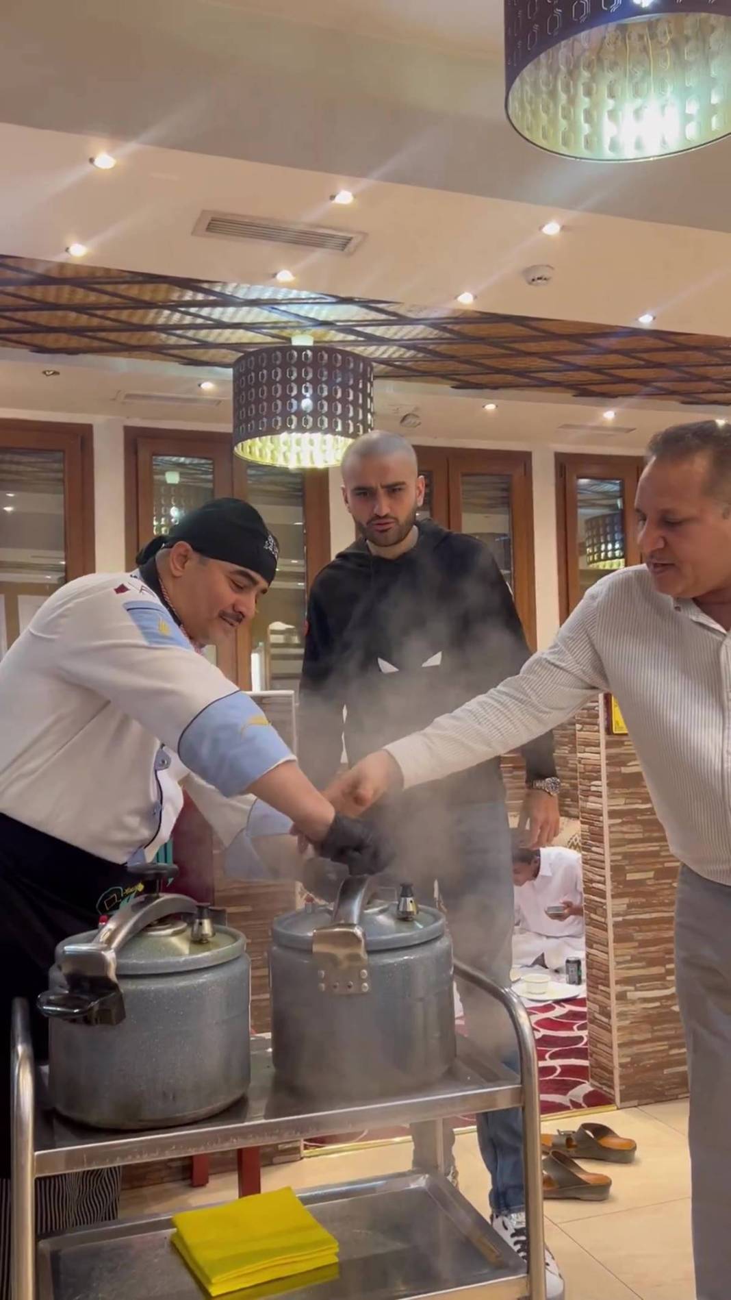 CZN Burak kanser mi? Aşırı zayıflaması korkutmuştu, şimdi de saçlarını kazıttı! 5